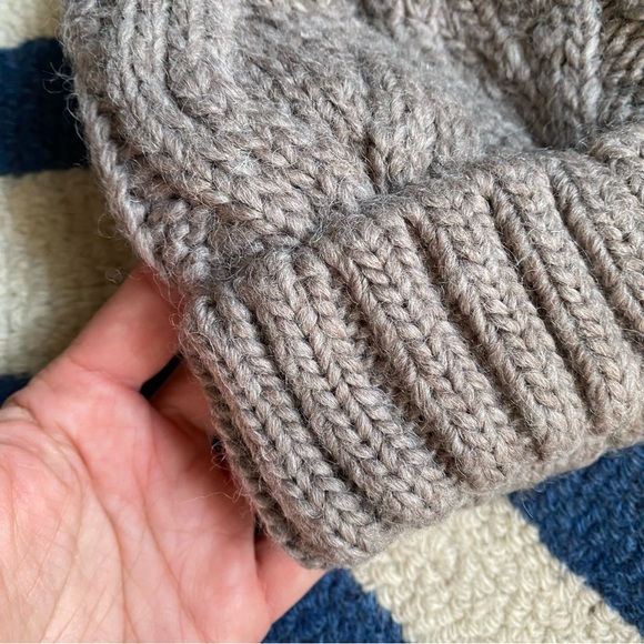 ❄️ H&M GREY WOOL BLEND FAUX FUR POM POM CABLE KNIT WINTER HAT! - Picture 10 of 14